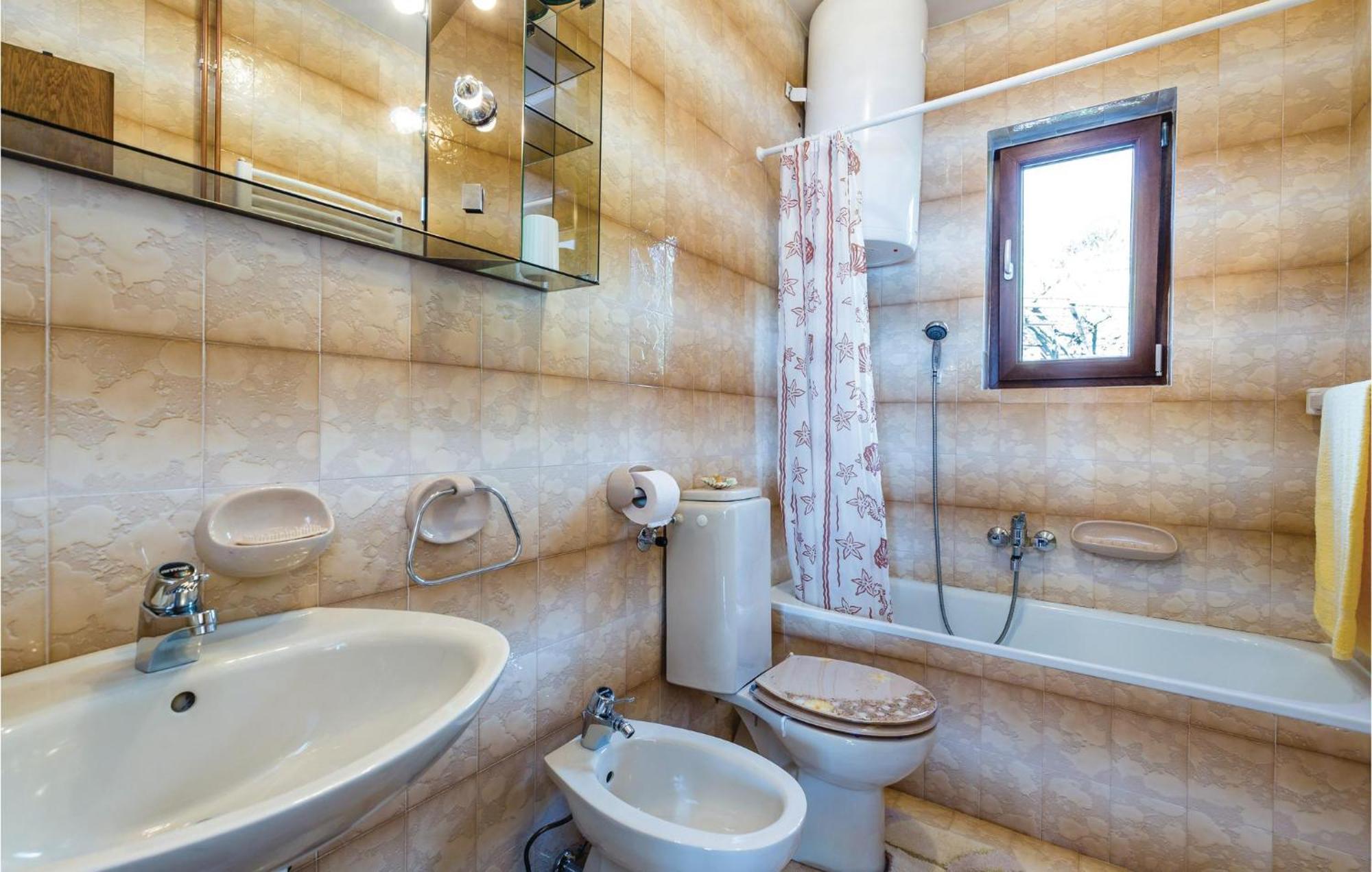 2 Bedroom Lovely Apartment In Ловран Екстер'єр фото