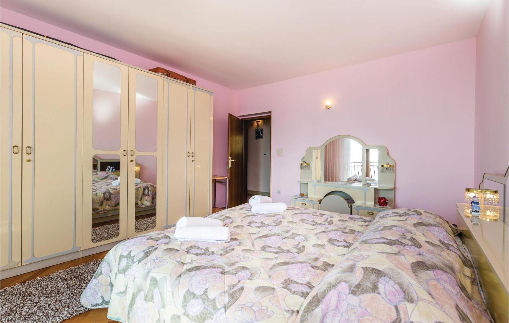 2 Bedroom Lovely Apartment In Ловран Екстер'єр фото