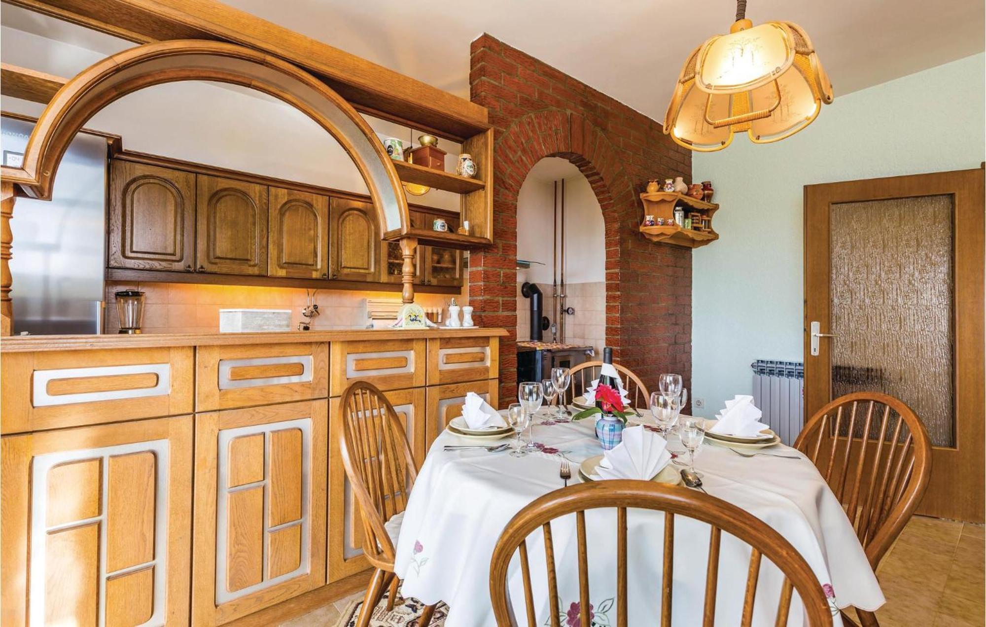 2 Bedroom Lovely Apartment In Ловран Екстер'єр фото